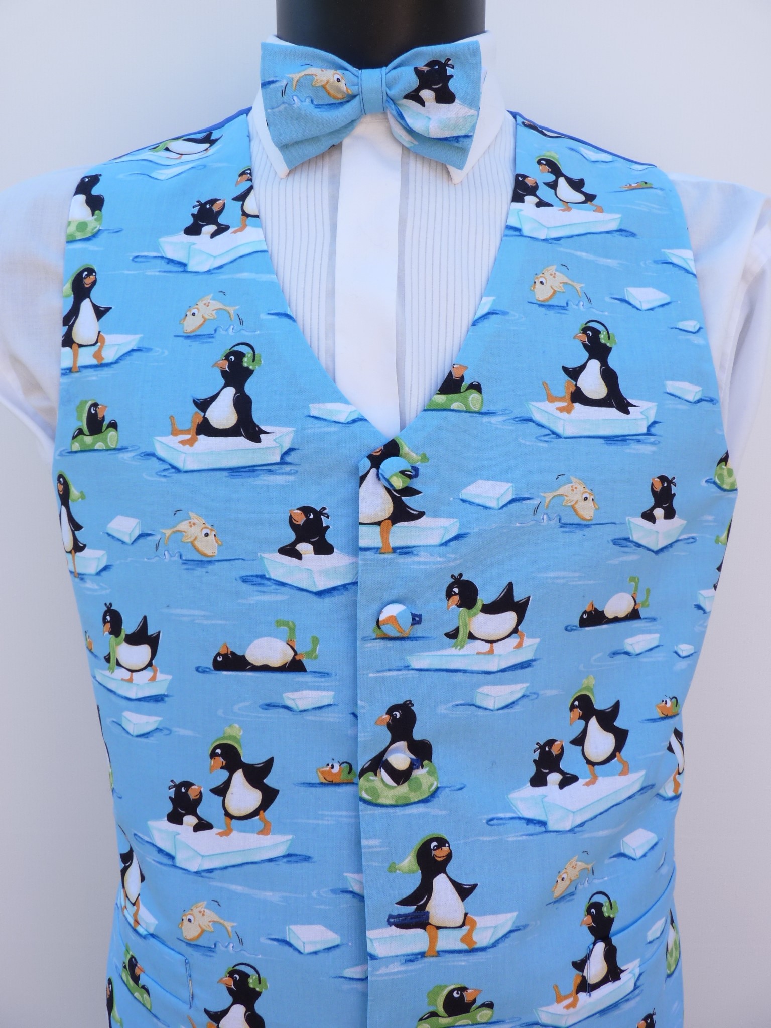 4_0_1554_9316Holiday_Penguins_wc_2.jpg