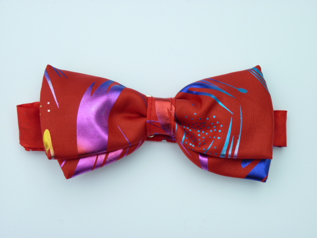 Adjustable bow tie top