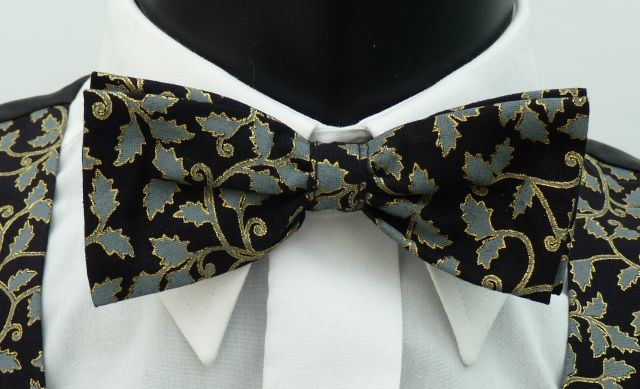 Frosty Holly Pre Tied Bow Tie