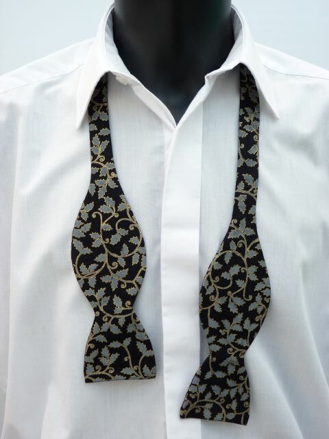 Frosty Holly Self Tie Bow Tie